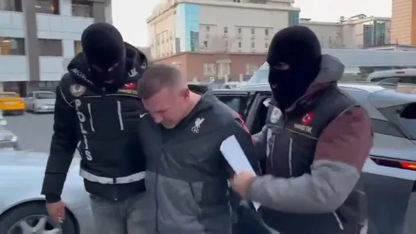 Kırmızı Bülten ile aranıyordu! İçişleri Bakanı Ali Yerlikaya duyurdu: Organize Suç Örgütü Elebaşı Eric Schroeder İstanbul’da yakalandı