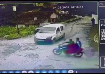 Hafif ticari araç vurdu! Motosikletteki 2 kişi havaya uçtu | Yer: İstanbul