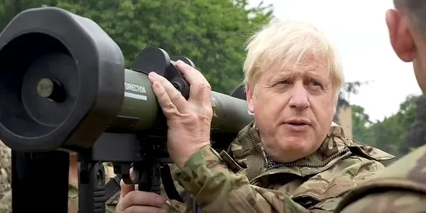 Giderayak başbakanlığın keyfini çıkarıyor: Boris Johnson el bombası fırlatıp Putin’e gözdağı verdi