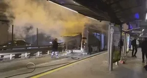 Metrobüs yangını! Motorundan dumanlar yükseldi