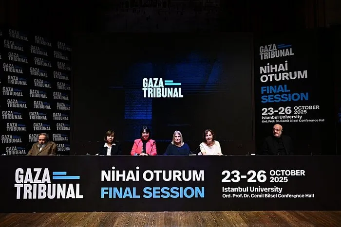 İstanbul Üniversitesi Prof. Dr. Cemil Birsel Konferans Salonu'nda gerçekleştirilen oturuma Aktivist Chandra Muzaffar (solda), YDr. Ghada Karmi (sol 2), Akademisyen Biljana Vankovska (sol 3), Prof. Christine Chinkin (sağ 3), Yazar Kenize Mourad (sağ 2) ve Aktivist Sami Al Arian (sağda) katıldı. (AA)