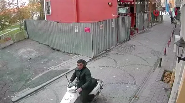 İstanbul Balat’ta metruk bina çöktü 2 kişi son anda kurtuldu! O anlar kameraya yansıdı - 1