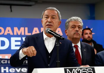 Türkiye'nin güvenliği onlara emanet! Bakan Akar halka tek tek anlattı: Teröristlerin sığınakları başlarına yıkıldı