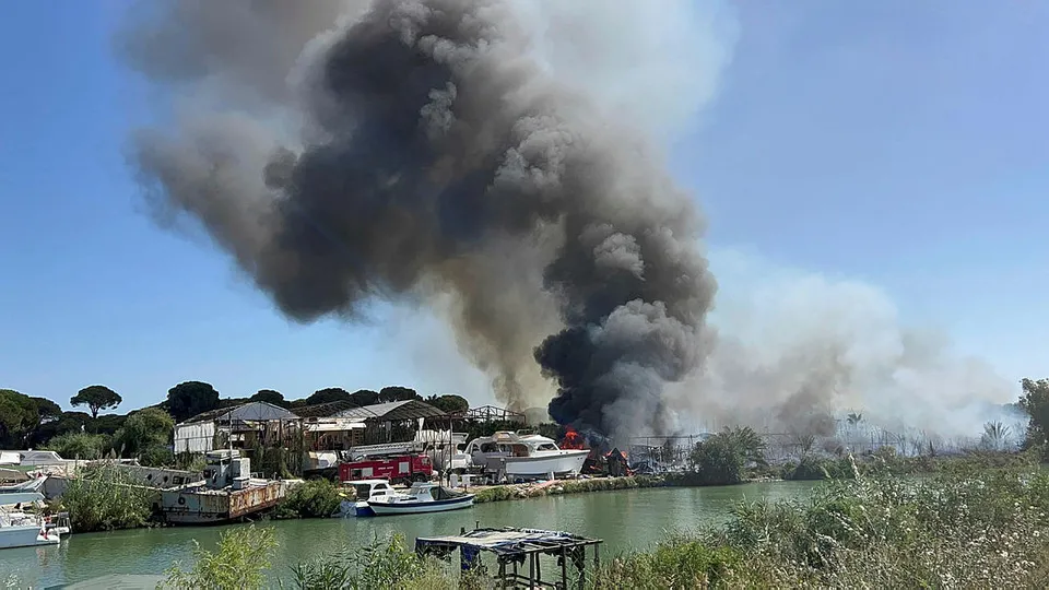 Antalya'da korkutan yangın! Teknelere sıçradı