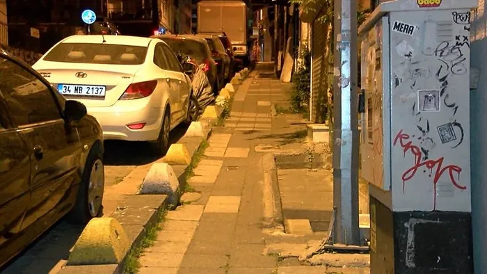 1713417820700.jpeg Kadıköy'de hareketli gece! 8 yerinden bıçaklandı yoldan geçen taksici hastaneye yetiştirdi - 1