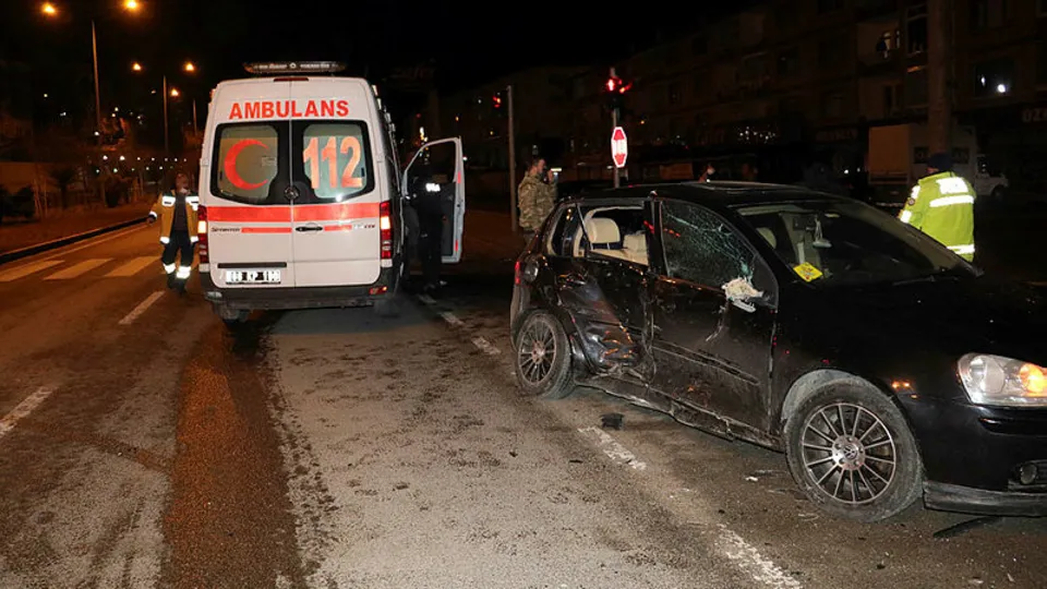 Son dakika: Yozgat'ta film gibi olay! Otomobil ve ambulans çarpıştı! Hamile kadın hasarlı ambulansta doğum yaptı