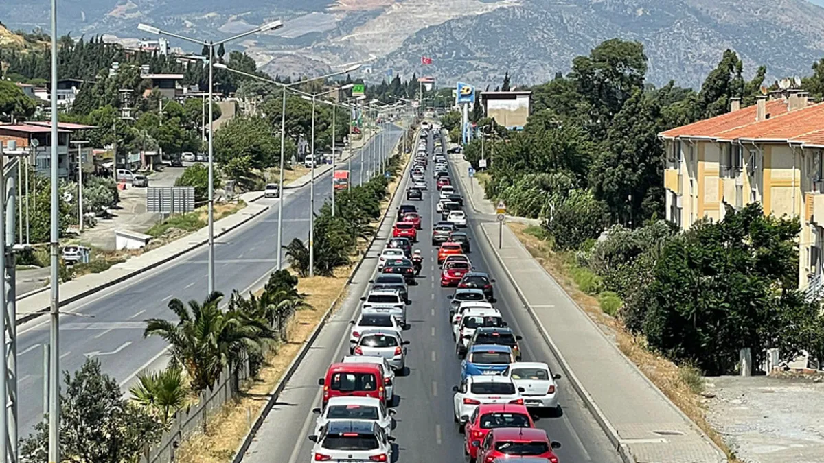 9 günlük tatil yerini dönüş çilesine bıraktı! 12 saatte 120 bin araç Bodrum'dan ayrıldı