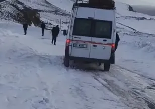 Göle yolunda onlarca araç mahsur kaldı