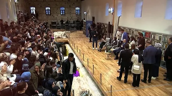 baskan-erdogandan-genclerle-rami-kutuphanesi-bulusmasinda-onemli-mesajlar-1684599688563.jpg Başkan Erdoğan'dan 7’li koalisyona tepki: Milletin sinir uçlarıyla oynayanları 28 Mayıs’ta emekli edeceğiz - 2