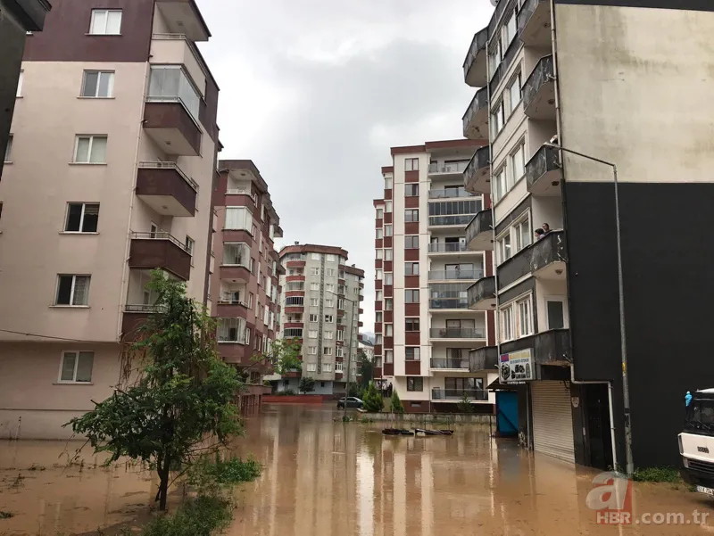 Rize yine sular altında: Dereler taştı yollar kapandı 21