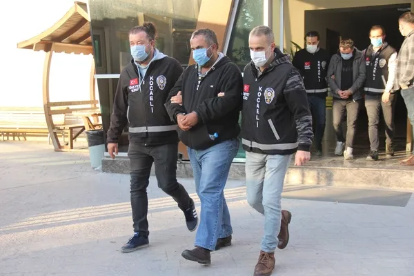 3-kisi-ev-arkadaslarini-once-bogdu-sonra-iple-baglayip-dereye-attilar-1634887541819.jpg 3 kişi ev arkadaşlarını önce boğdu sonra iple bağlayıp dereye attılar - 2