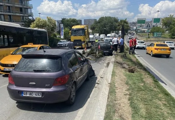 direksiyon-kontrolunu-kaybeden-2-sofor-agaclari-devirerek-karsi-seride-uctu-1656328008330.jpg Direksiyon kontrolünü kaybeden 2 şoför ağaçları devirerek karşı şeride uçtu - 2