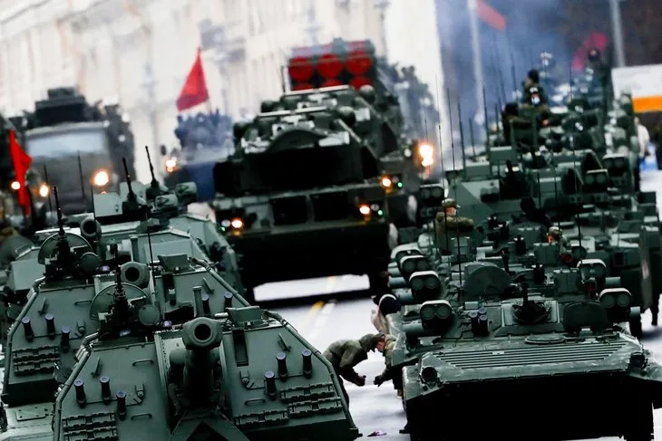 Rusya'dan dünyaya gözdağı! Uçaklar tanklar bir bir sıralandı...