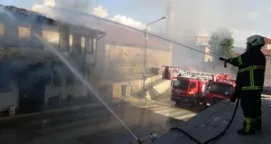 Tarihi külliyenin yanındaki metruk binada yangın!