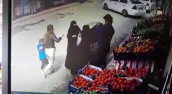 markette-alisveris-yapan-kadinlara-saldirdi-o-anlar-kameralara-boyle-yansidi-1683540296077.jpg Markette alışveriş yapan kadınlara saldırdı! O anlar kameralara böyle yansıdı - 1