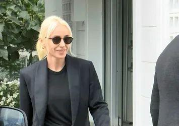 Şarkıcı Gülşen duruşma öncesi imza verdi