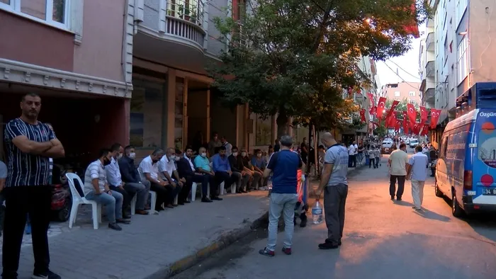 Bağcılar'da şehit olan polisin sokağına Türk Bayrağı asıldı - 1