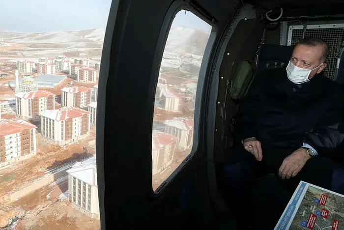 Son dakika: Başkan Erdoğan’dan Elazığ’daki deprem konutları teslim töreninde flaş mesajlar: Geri kalanları da 6 ay içinde bitireceğiz