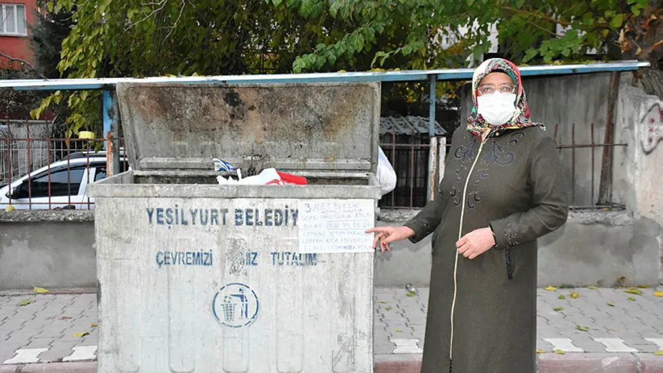 Bir anlık dalgınlık tüm emeklerini götürdü! Günlerdir bu çöp konteynerinin başında bekliyor