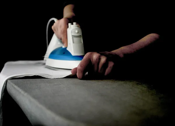 2-dakikalik-yontemle-kirisikliga-cozum-kiyafetleri-utu-olmadan-dumduz-yapiyor-1703491293598.jpg 2 dakikalık yöntemle kırışıklığa çözüm! Kıyafetleri ütü olmadan dümdüz yapıyor! - 2