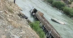 Kontrolden çıkan tır Zap Suyuna uçtu
