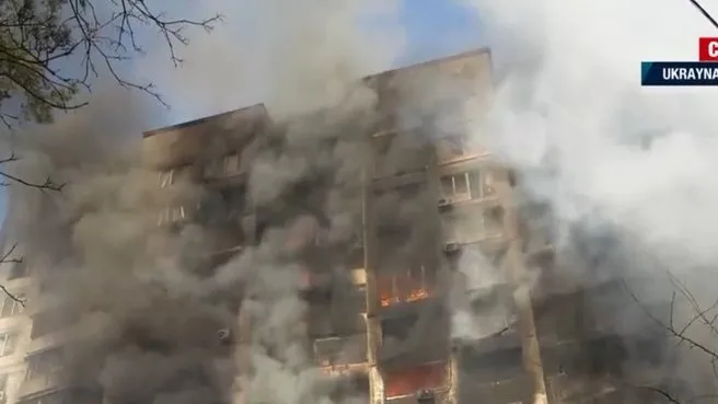 Son dakika: Kiev’de 10 katlı apartman vuruldu, 2 kişi hayatını kaybetti