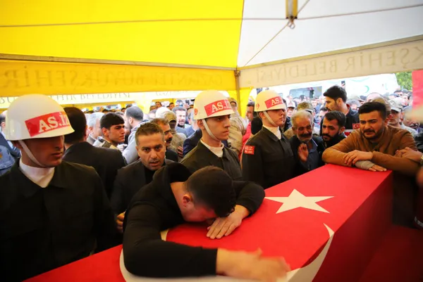 pence-kaplan-sehitlerine-veda-ismail-esmer-ve-mustafa-ozturk-icin-sirnakta-toren-yapildi-1667822279985.jpg Pençe-Kaplan şehitlerine veda! İsmail Esmer ve Mustafa Öztürk için Şırnak'ta tören yapıldı | Son yolculuğuna uğurlandı - 10