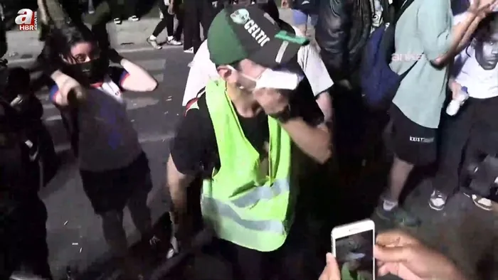 Saraçhane’de alçak provokasyon! Özgür Özel hedef gösterdi maskeli provokatörlerden Başkan Erdoğan’a hadsiz sözler | 42 şüpheli yakalandı