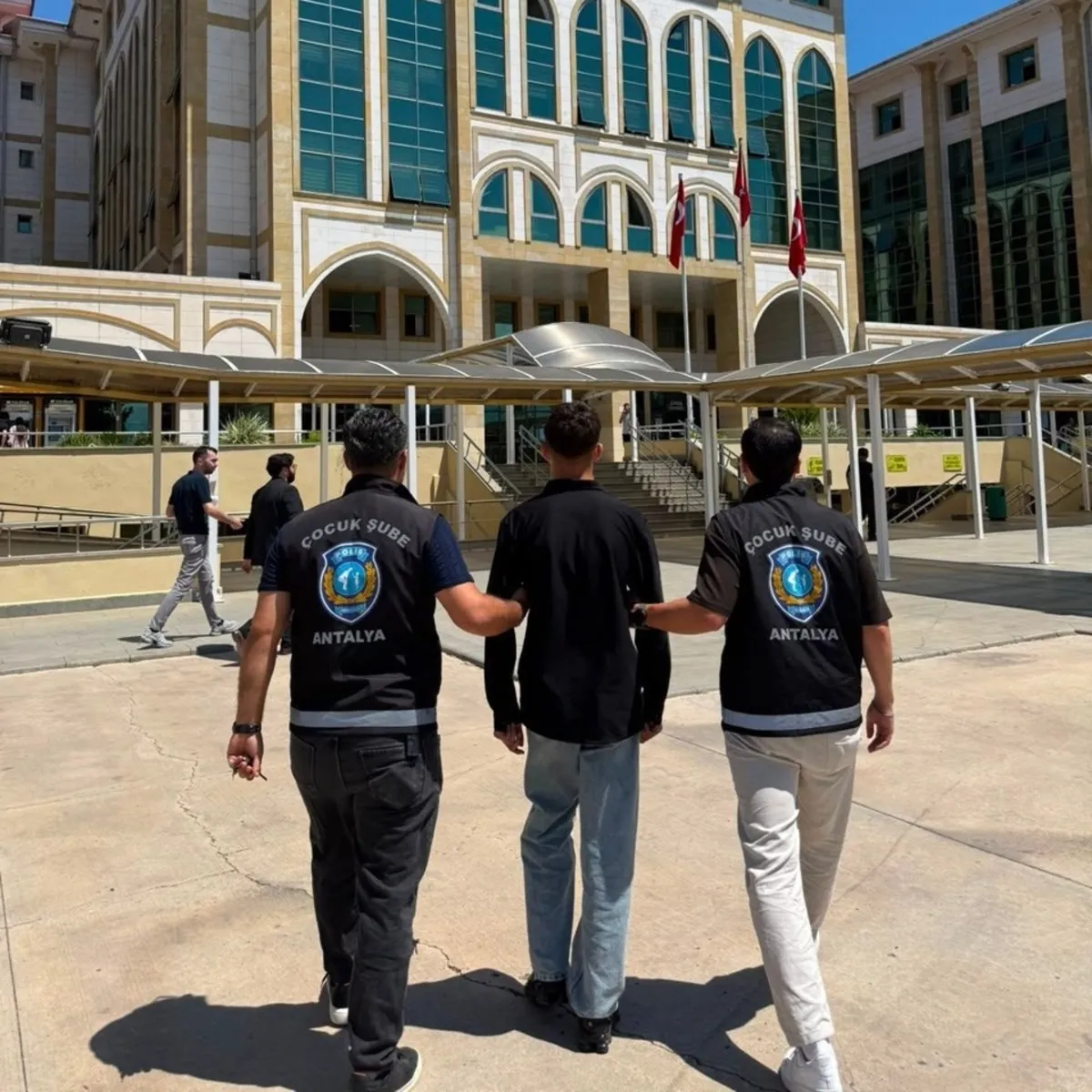 Antalya’da sosyal medyadaki devlete yönelik paylaşımın sahibi 17 yaşındaki kişi Çocuk Şube tarafından gözaltına alındı