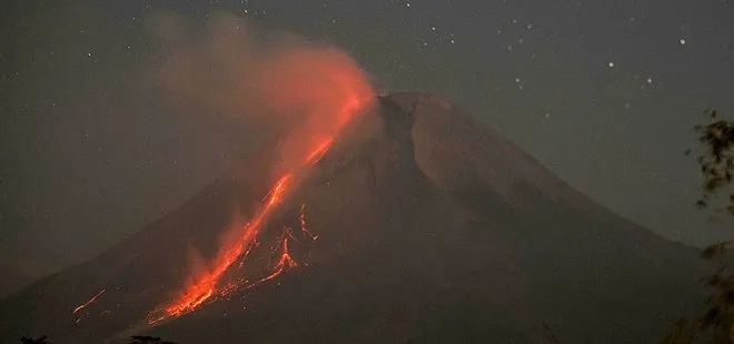 Endonezya’daki Merapi Yanardağı’nda patlama