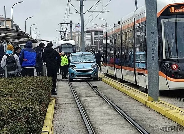eskisehirde-cinayet-gibi-kazanin-goruntuleri-ortaya-cikti-henuz-17-yasinda-hayatini-kaybetti-1702561530128.jpeg Eskişehir'de cinayet gibi kazanın görüntüleri ortaya çıktı! Henüz 17 yaşında hayatını kaybetti - 2
