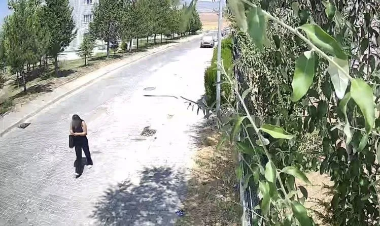 Dedesinin altınlarını 8 yaşındaki torunu kurtardı: Kendini savcı olarak tanıtan kadın sırra kadem bastı - 1