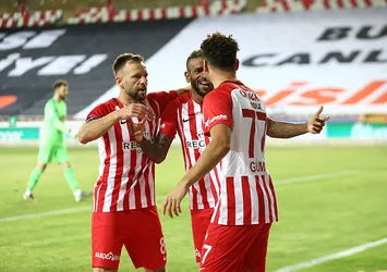 Antalyaspor Çaykur Rizespor'u 3-1 yenerek nefes aldı