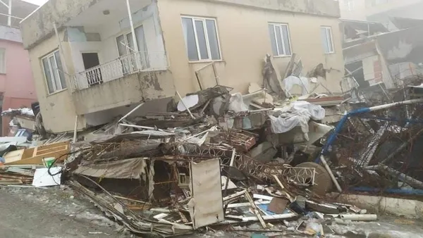 1677141844251.jpg Depreme Adıyaman’da yakalanan ailenin yaşadıkları dehşete düşürdü: Ayağımı çektiğimde parmaklarımın hepsi kopmuştu! - 8
