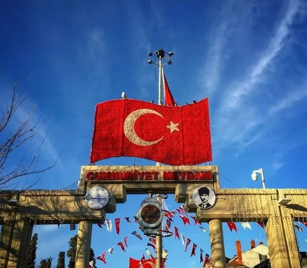 CHP’li Bakırköy Belediyesi’nden skandal! Cumhuriyet Meydanı’nın adını...