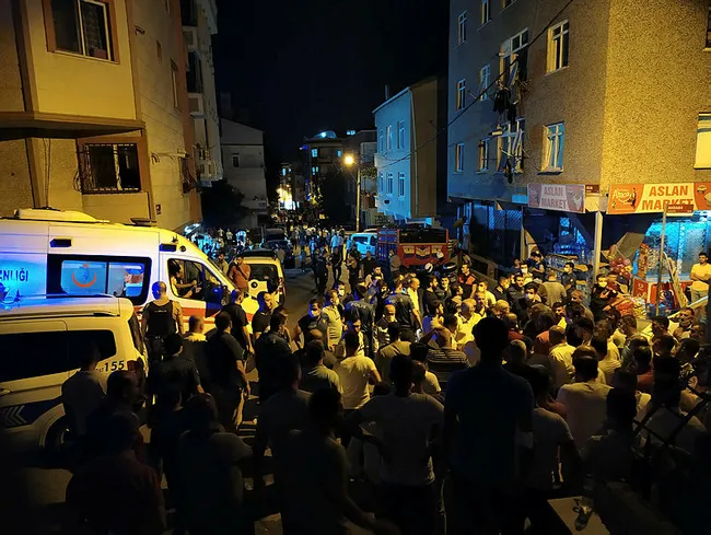 İstanbul’da ortalık fena karıştı! Kızlarının kaçtığı ailenin evini bastılar - 3