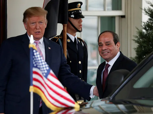 Trump darbeci Sisi’yi övdü