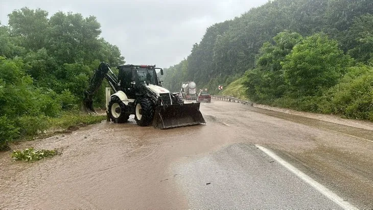 Sağanak yağış Düzce'de hayatı felç etti! Batı Karadeniz'de sel ve heyelan tehlikesi