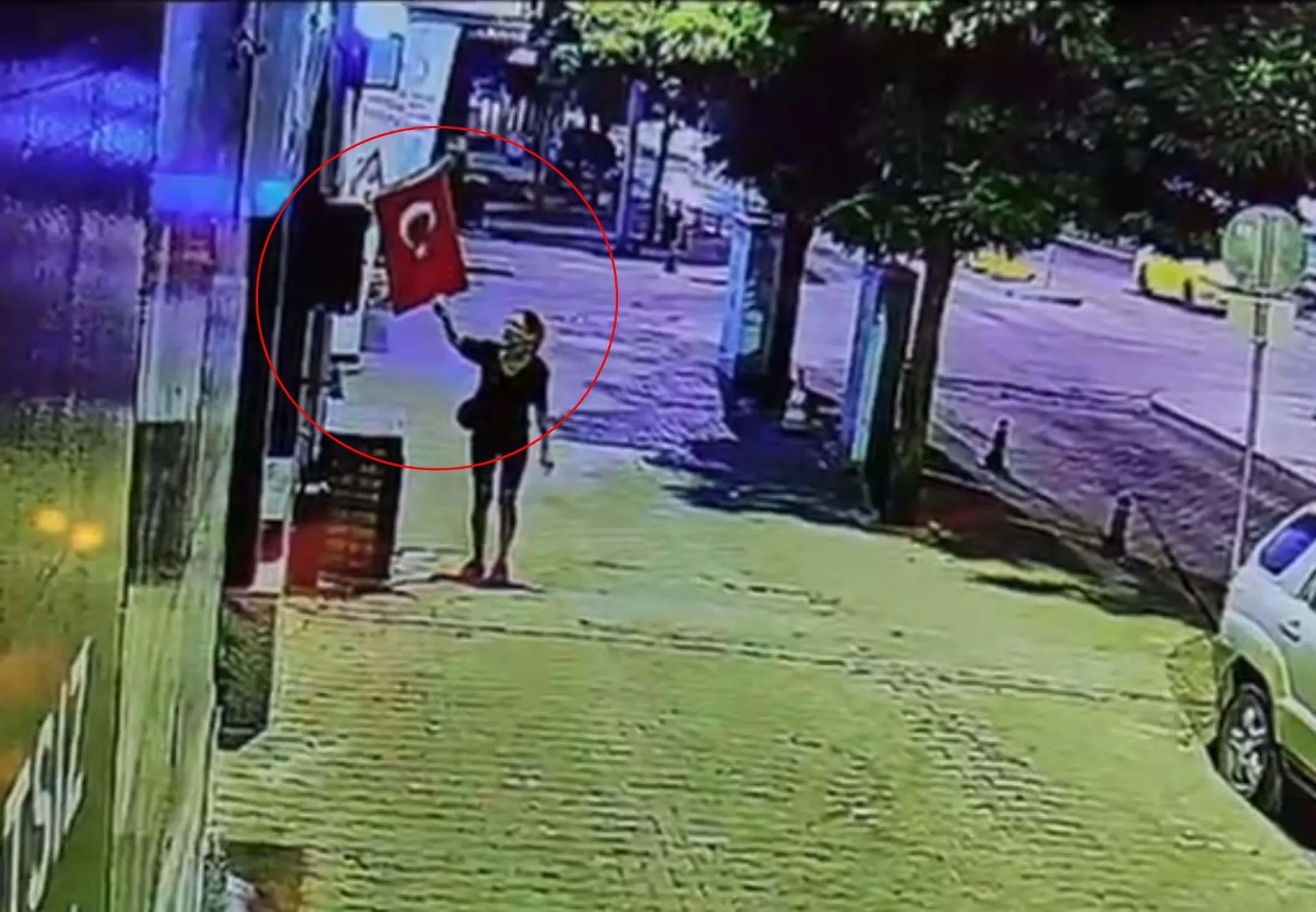 Türk bayrağına çirkin saldırı kamerada! Mağazanın önünde asılı bayrağı yakan kadın gözaltına alındı
