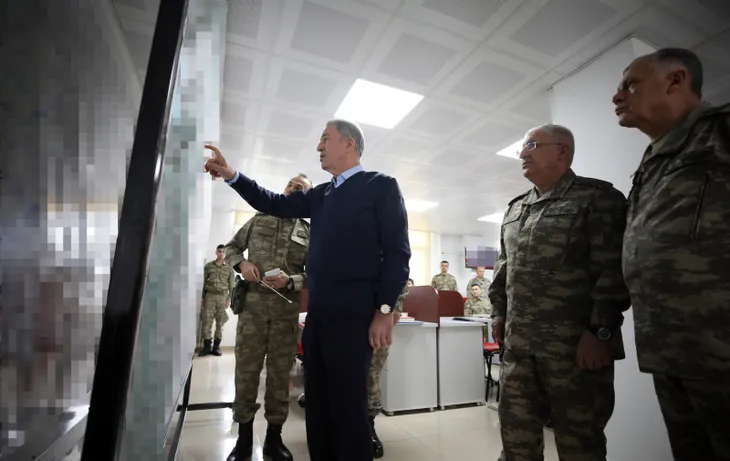 Bakan Akar ve TSK komuta kademesi Suriye sınırında!