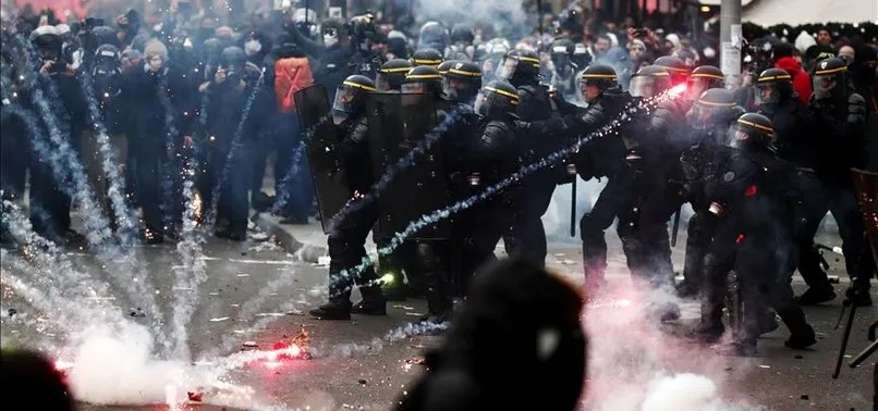 Paris'te polisin attığı gaz kapsülü AA foto muhabirini yaraladı