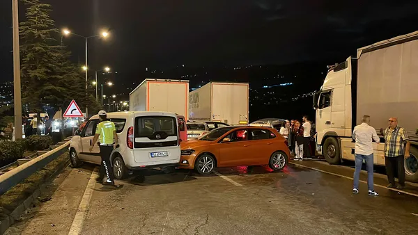 1662666381887.jpg Samsun'da zincirleme kaza! Tam 23 araç birbirine girdi! Aralarında TIR ve yolcu otobüsü de var... Çok sayıda kişi yaralandı - 5