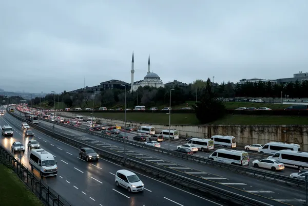 son-dakika-kisitlamalarin-ardindan-istanbulda-trafik-yogunlugu-yuzde-60i-gecti-1616391701679.jpg Son dakika: Kısıtlamaların ardından İstanbul'da trafik yoğunluğu: Yüzde 60'ı geçti - 5
