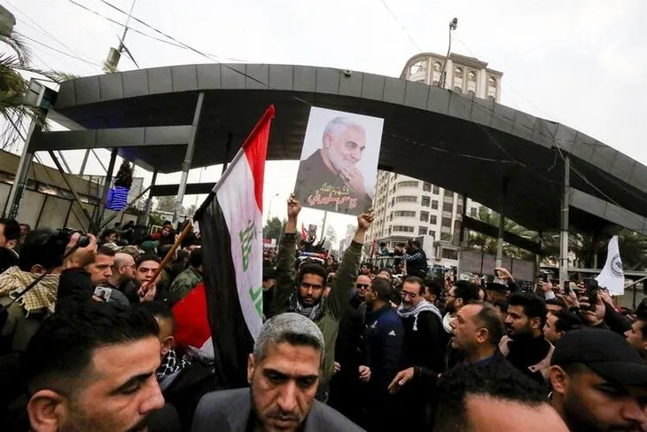 Süleymani’nin cenazesinden kareler! Meydanları inleten slogan