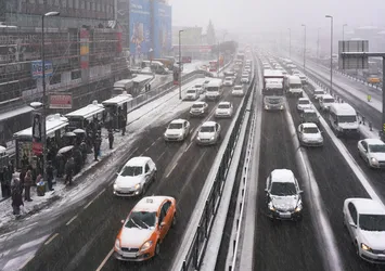 Sıcaklık 10 derece düştü! Kar İstanbul'a giriş yaptı! Meteoroloji alarm verdi: 16 il için sarı kod | Bugün (9 Ocak) hava nasıl olacak?