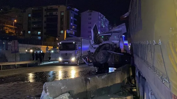 feci-kazada-tir-ikiye-bolundu-surucu-burnu-bile-kanamadan-kurtuldu-1684105687542.jpg Feci kazada tır ikiye bölündü! Sürücü burnu bile kanamadan kurtuldu - 3
