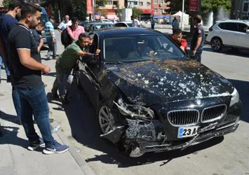 Elazığ'da otomobil otobüs durağına daldı