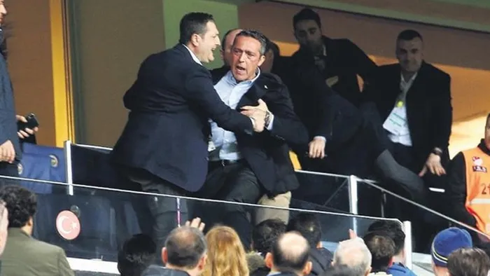 SON DAKİKA! Fenerbahçe tribünleri Ali Koç’u istifaya davet etti