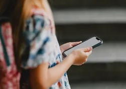 Okullarda akıllı telefonlara yasal mühür: İngiltere’de yeni dönem başlıyor