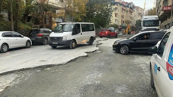 1701605279433.jpeg CHP'li İBB yine vatandaşı isyan ettirdi! 3 aydır bitmeyen çalışma! Bölgeyi lağım bastı sokaklar mayın tarlasına döndü - 1